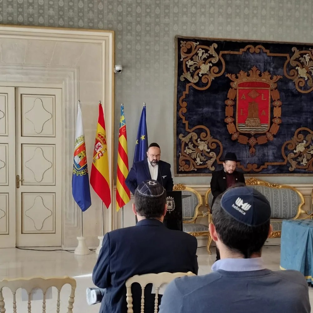   Homenaje a las víctimas del Holocausto en el Ayuntamiento de Alicante